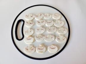 蘑菇用盐水清洗干净，切成片。