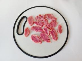里脊肉切成稍微厚一点的片。