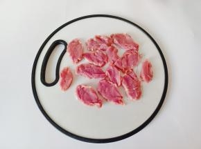 里脊肉切成稍微厚一点的片。