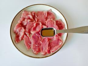 里脊肉加料酒一勺。