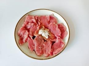 加少许的黑胡椒粉。