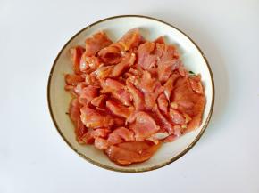 抓拌均匀腌制15分钟。