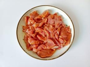 抓拌均匀腌制15分钟。