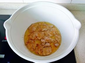 锅里放适量的食用油，油热下肉片煎至两面金黄盛盘备用。