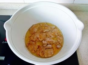 锅里放适量的食用油，油热下肉片煎至两面金黄盛盘备用。