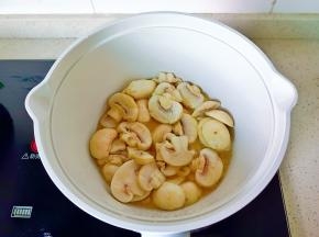 锅里重新放油，下蒜泥炒香后放入蘑菇片翻炒至软。