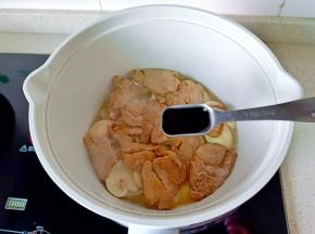 放入煎好的肉片，加生抽一勺。