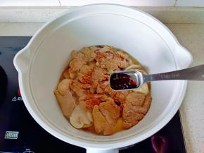 加老抽一勺，蚝油一勺。