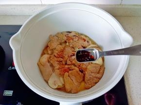 加老抽一勺，蚝油一勺。