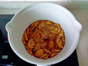 开大火翻炒均匀。