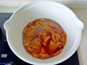 加水淀粉勾一个薄芡，即可关火出锅。