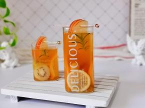 倒入杯中点缀迷铁香，用水果针串几片苹果放杯子上面。