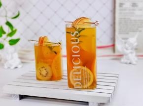 寒冷的冬天来一杯热乎乎的水果茶。