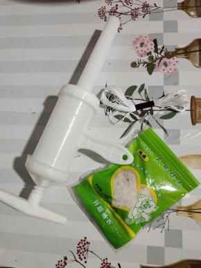 准备好灌香肠所需的工具：
灌肠器1个，猪肠衣1包，棉绳1把！