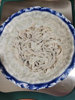 清洗干净的猪肠衣，放入碗中，加入适量的清水，再放入少许白酒去腥，浸泡2
个小时备用！