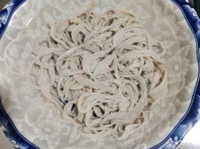 清洗干净的猪肠衣，放入碗中，加入适量的清水，再放入少许白酒去腥，浸泡2
个小时备用！