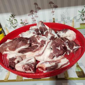 新鲜的猪前腿肉（3肥7瘦）去皮，清洗干净，放在筛网上晾半天，晾干水分！（做香肠买前腿肉，比较嫩，做出来的香肠好吃！）（性子比较急，等不及的也可以用白酒来把肉的表面擦洗干净，或者用吹风机把肉表面的水份吹干！）