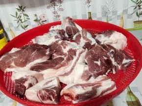 新鲜的猪前腿肉（3肥7瘦）去皮，清洗干净，放在筛网上晾半天，晾干水分！（做香肠买前腿肉，比较嫩，做出来的香肠好吃！）（性子比较急，等不及的也可以用白酒来把肉的表面擦洗干净，或者用吹风机把肉表面的水份吹干！）