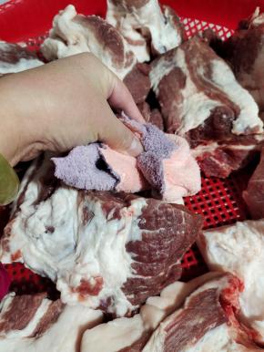 用干净的毛巾把猪肉表面残留的水分，擦拭干净！（做香肠的肉一定要把水擦拭干净，要不然做出来的香肠会变质，发酸！）