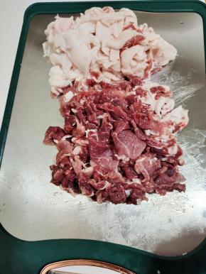 把肥肉和瘦肉分开，分别切成薄片！（记得一点要把刀磨的快一点啊！这样好切一些！）
