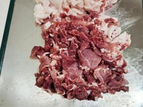 把肥肉和瘦肉分开，分别切成薄片！（记得一点要把刀磨的快一点啊！这样好切一些！）
