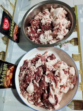 切好的肉称了一下。瘦肉有8斤，肥肉4斤！刚好平均分成两份儿！（每一份儿4斤瘦肉，2斤肥肉！）分别做麻辣香肠和五香香肠！