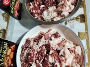 切好的肉称了一下。瘦肉有8斤，肥肉4斤！刚好平均分成两份儿！（每一份儿4斤瘦肉，2斤肥肉！）分别做麻辣香肠和五香香肠！