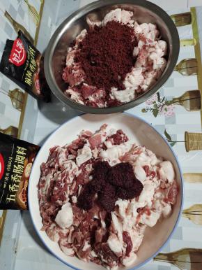 分别把五香香肠调料和麻辣香肠调料倒入盆中！