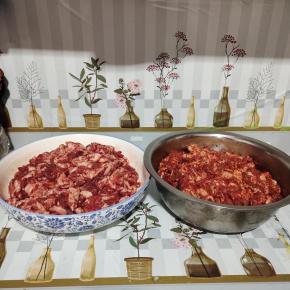 戴上一次性手套，充分抓拌均匀，让每个肉片都均匀的裹满香肠调料！再继续抓拌至肉片有粘性的状态就可以了！（这个过程我抓拌了十几分钟！）封保鲜膜腌制2个小时！