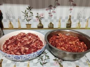 戴上一次性手套，充分抓拌均匀，让每个肉片都均匀的裹满香肠调料！再继续抓拌至肉片有粘性的状态就可以了！（这个过程我抓拌了十几分钟！）封保鲜膜腌制2个小时！