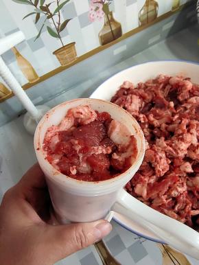 把腌制好的肉装进灌肠器中！（不要装的太多，8分满就可以了！要不然不好盖盖！）