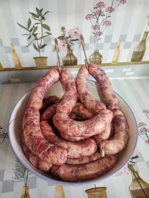 用挂钩把香肠挂起来！（没有挂钩的也可以用晾衣架来挂香肠！）