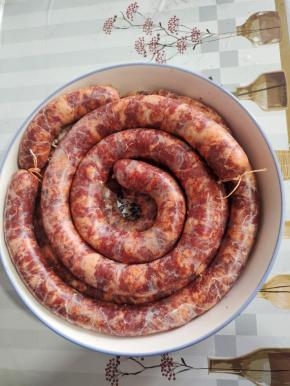 灌好的香肠在尾部用棉绳扎紧或者打一个结！