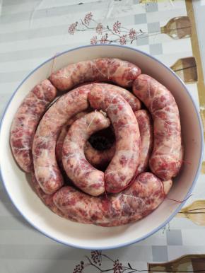 为了便于区分两种口味，麻辣香肠用白色棉线打结，五香香肠用红色棉线打结！