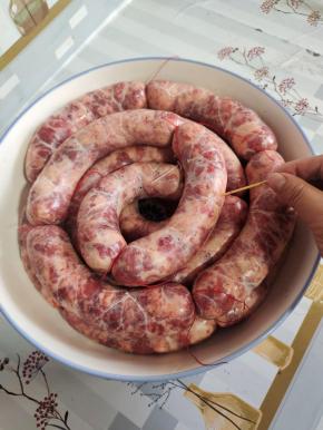 在香肠有空气的地方，用牙签扎几个空，这样肠衣更好的贴敷在香肠上，也能更快的风干香肠！