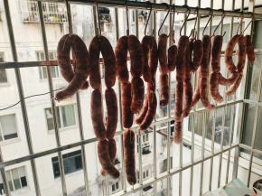 挂在阳台上晾晒15天左右就可以了！（晾干后的香肠表面硬硬的，取下来，剪成一节一节的，装在保鲜袋或者抽真空包装，放在冰箱冷冻保存！）