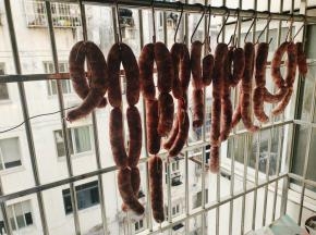 挂在阳台上晾晒15天左右就可以了！（晾干后的香肠表面硬硬的，取下来，剪成一节一节的，装在保鲜袋或者抽真空包装，放在冰箱冷冻保存！）