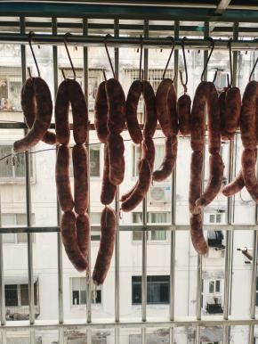 想吃的时候，从冰箱取一点出来也不用解冻，直接上锅蒸半个小时，切片摆盘或者炒着吃都特别香！