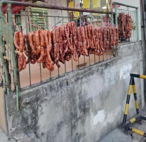 有条件的也可以像这样拿到外面去晾晒香肠，晚上再收进来！这是做了好几次的香肠，感觉还不够多，明天继续灌香肠…