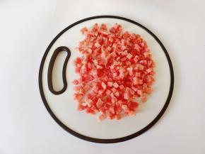 里脊肉清洗干净，放冰箱冷冻后再切丁就很方便。