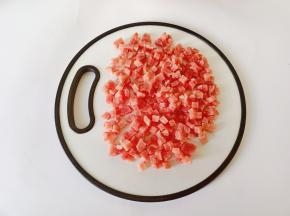 里脊肉清洗干净，放冰箱冷冻后再切丁就很方便。