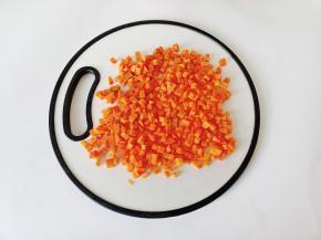 胡萝卜削皮，切厚片再切成丁。