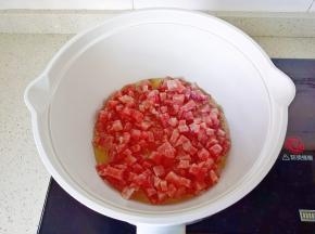 锅里多放一点油，油热放入肉丁翻炒。