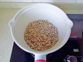 翻炒至肉丁变色。