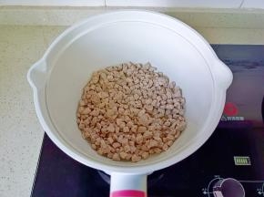 翻炒至肉丁变色。