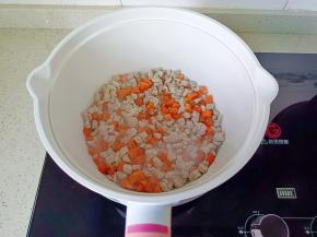 放入胡萝卜丁翻炒。