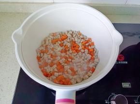 放入胡萝卜丁翻炒。