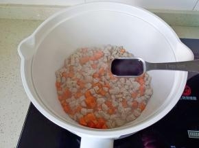 加生抽两勺，老抽一勺。