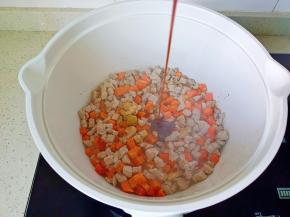 加入蚝油两勺，盐半勺翻炒均匀。