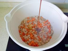 加入蚝油两勺，盐半勺翻炒均匀。